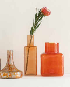 Vase aus recyceltem Glas in zwei Farben