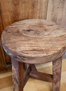 Holzhocker mit runder Sitzfläche